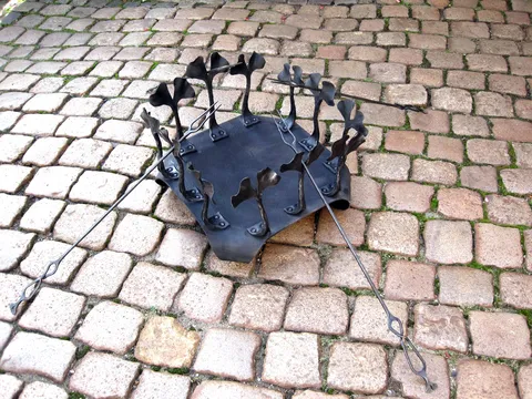 Feuerstelle mit Grillspießen